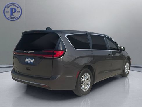 Used 2023 Chrysler Pacifica Touring-L FWD image 7