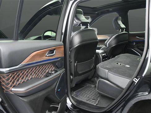 Used 2022 Jeep Grand Cherokee Summit AWD/4WD image 15