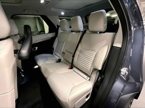 New 2025 Land Rover Discovery Dynamic SE image 9