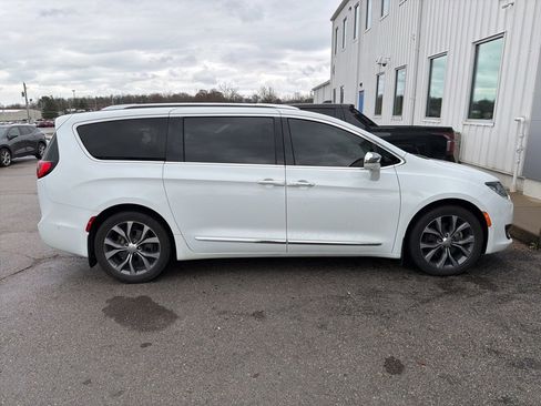 Used 2018 Chrysler Pacifica Limited w/ Tire & Wheel Group image 4