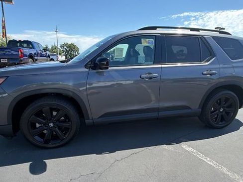 Used 2025 Honda Pilot Black Edition image 7