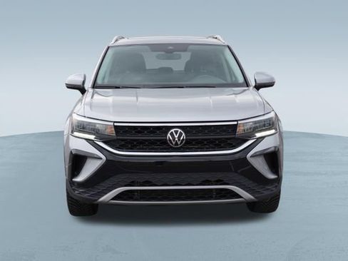 Used 2023 Volkswagen Taos SE w/ Panoramic Sunroof Package image 2