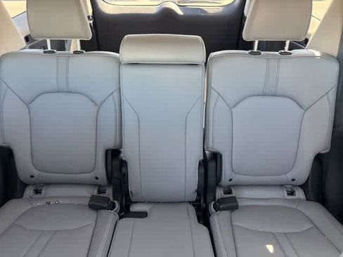 Used 2025 Honda Pilot Touring image 21