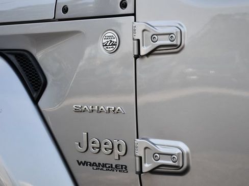Used 2019 Jeep Wrangler Unlimited Sahara AWD/4WD image 13