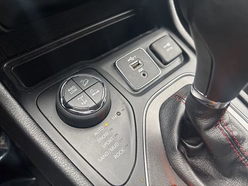 Used 2020 Jeep Cherokee Trailhawk w/ Cold Weather Group image 28