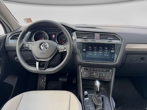 Used 2020 Volkswagen Tiguan SE w/ Panoramic Sunroof Package image 23