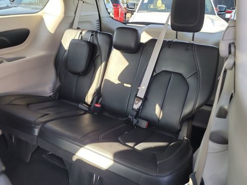 Used 2023 Chrysler Pacifica Touring-L image 12