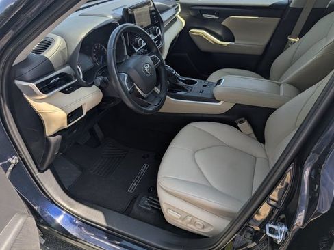 Used 2023 Toyota Highlander XLE FWD image 9