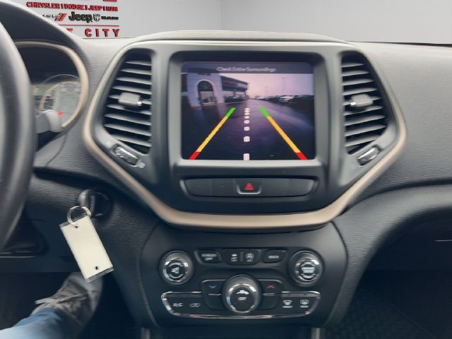 Used 2015 Jeep Cherokee Latitude w/ Cold Weather Group AWD/4WD image 22
