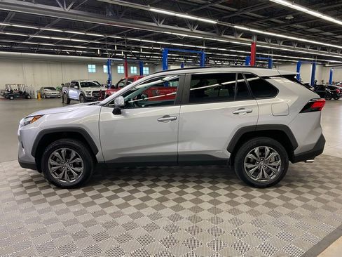 Used 2022 Toyota RAV4 XLE Premium AWD/4WD image 5