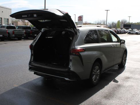 Used 2022 Toyota Sienna XSE w/ XSE Plus Package AWD/4WD image 7