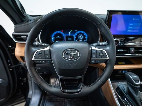 Used 2023 Toyota Highlander Platinum image 17