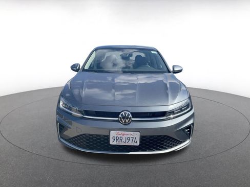 Used 2025 Volkswagen Jetta SE image 3