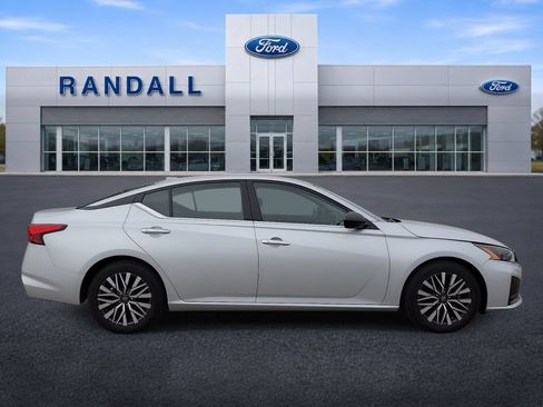 Used 2025 Nissan Altima 2.5 SV FWD image 6