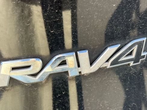 Used 2019 Toyota RAV4 LE w/ Carpet Mat Package image 10