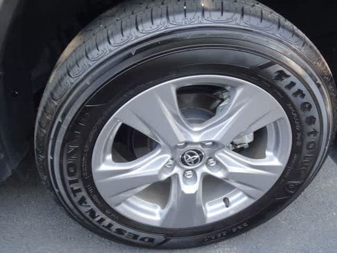 Used 2025 Toyota RAV4 XLE AWD/4WD image 19