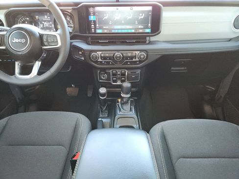 Used 2025 Jeep Wrangler Unlimited Sahara image 14