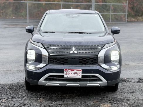Used 2024 Mitsubishi Outlander SE image 2