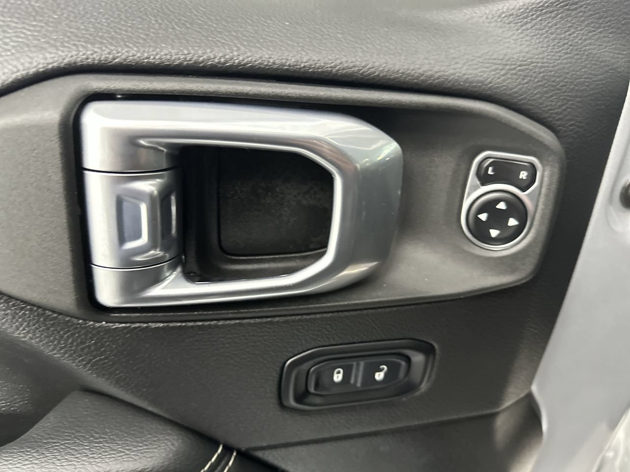 Used 2022 Jeep Wrangler Unlimited Sahara w/ LED Lighting Group AWD/4WD image 3