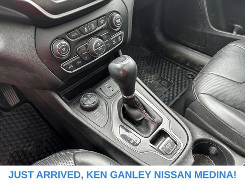 Used 2019 Jeep Cherokee Trailhawk AWD/4WD image 10