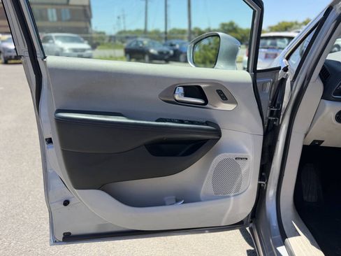 Used 2018 Chrysler Pacifica Limited FWD image 22