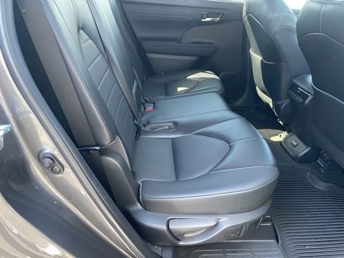 Used 2022 Toyota Highlander XLE image 9