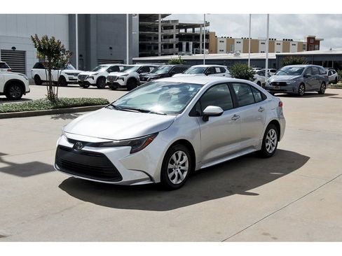 Used 2026 Toyota Corolla LE FWD image 2