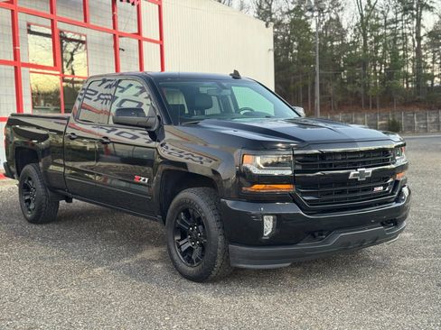 Used 2018 Chevrolet Silverado 1500 LT w/ Midnight Edition image 7
