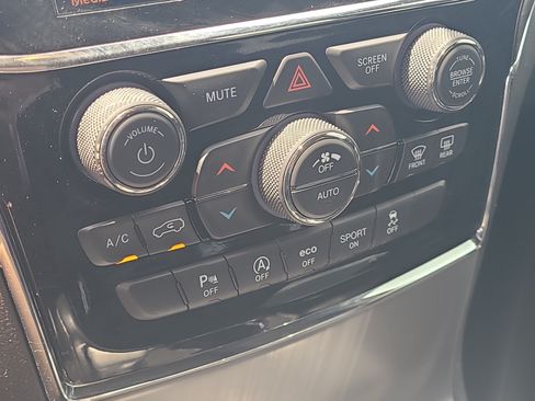 Used 2020 Jeep Grand Cherokee Limited AWD/4WD image 27