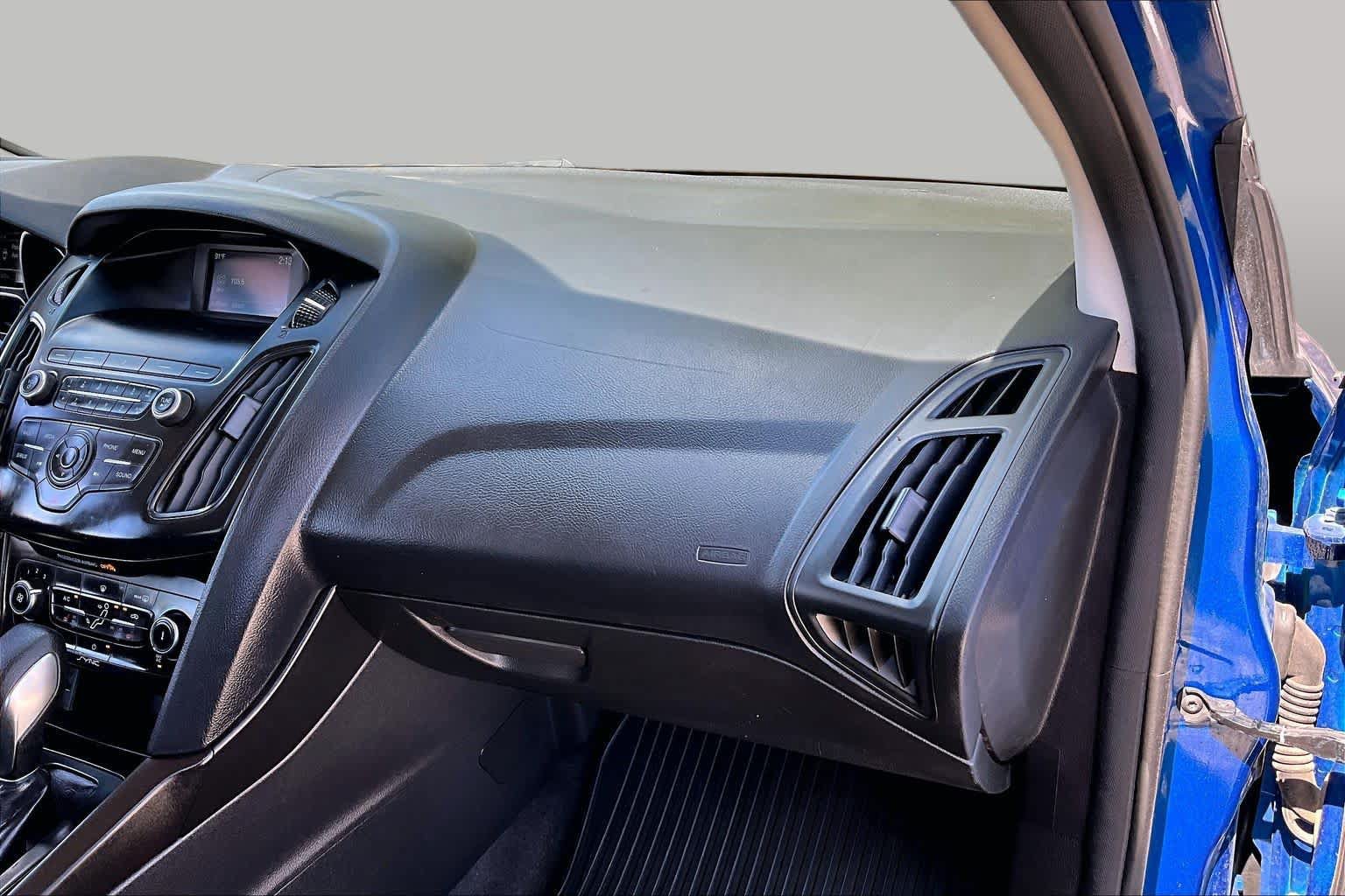 Used 2018 Ford Focus SE w/ Cold Weather Package FWD image 18