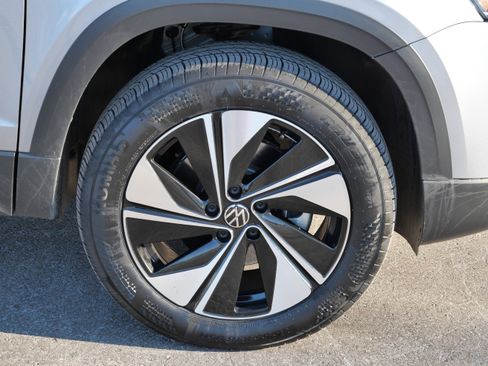 Certified 2025 Volkswagen Taos SE image 15
