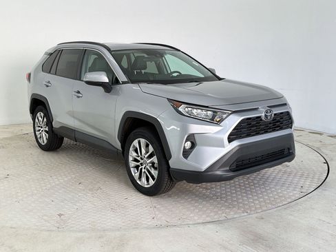 Used 2020 Toyota RAV4 XLE Premium FWD image 7