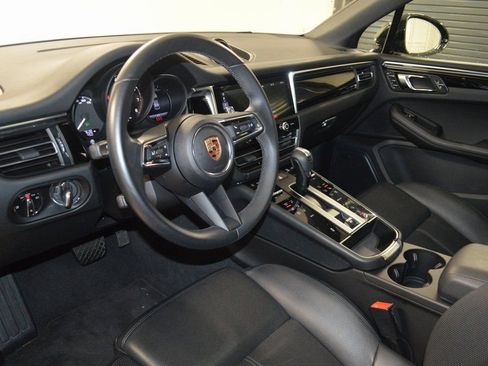 Certified 2025 Porsche Macan AWD/4WD image 4