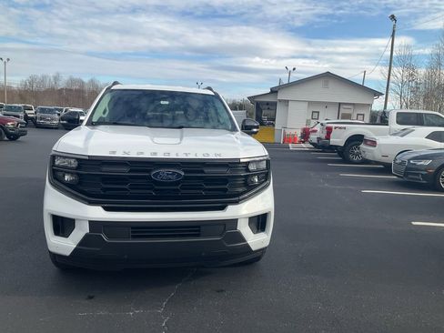 New 2026 Ford Expedition Active image 2