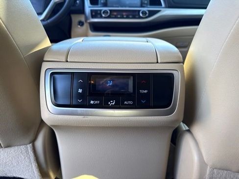Used 2016 Toyota Highlander XLE AWD/4WD image 16
