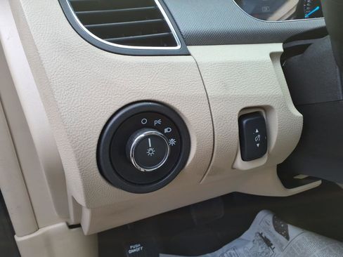 Used 2017 Ford Taurus SE image 10