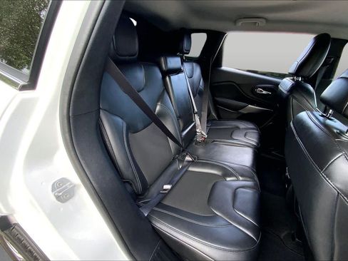 Used 2021 Jeep Cherokee Latitude Plus FWD image 18