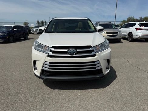 Used 2017 Toyota Highlander XLE AWD/4WD image 2