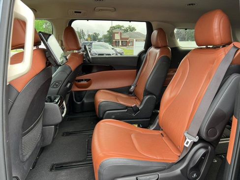 Used 2023 Kia Carnival SX FWD image 4