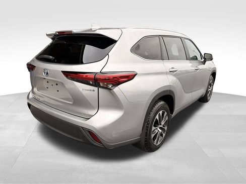 Used 2023 Toyota Highlander XLE AWD/4WD image 7