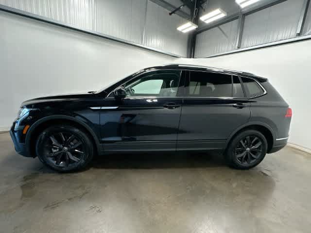 Used 2024 Volkswagen Tiguan SE w/ Panoramic Sunroof Package AWD/4WD image 2
