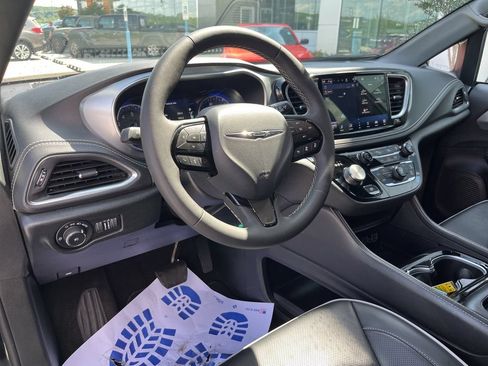 Used 2025 Chrysler Pacifica Limited FWD image 7