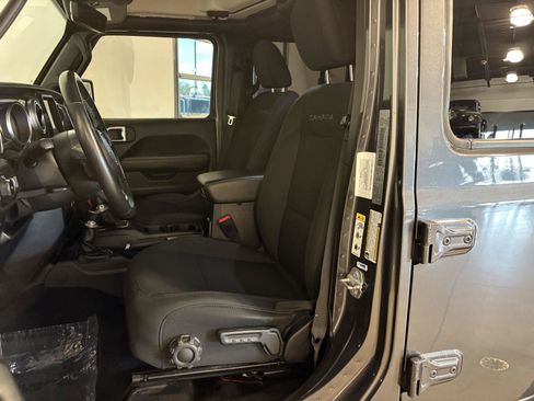 Used 2018 Jeep Wrangler Unlimited Sahara w/ Uconnect 4C Nav & Sound Group AWD/4WD image 12