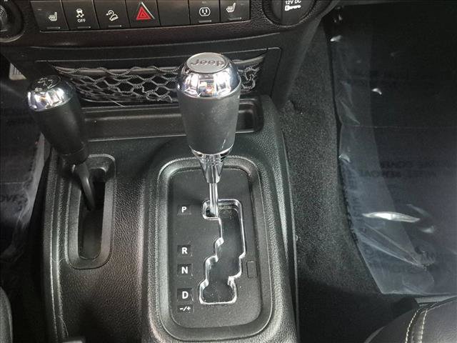 Used 2018 Jeep Wrangler Sahara w/ Connectivity Group AWD/4WD image 12
