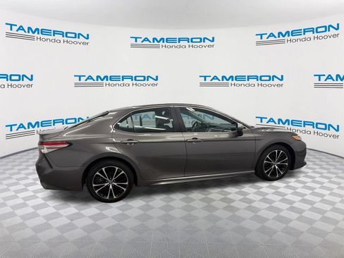 Used 2018 Toyota Camry SE FWD image 6