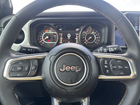 Used 2025 Jeep Wrangler Unlimited Sahara AWD/4WD image 10