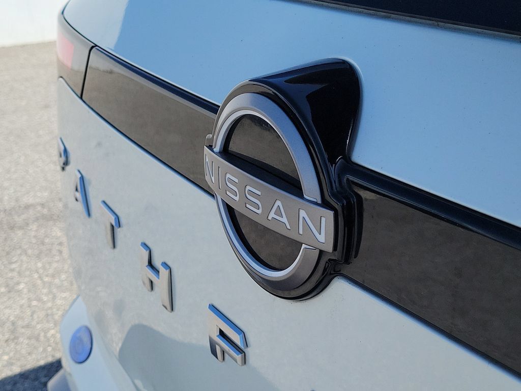 Used 2023 Nissan Pathfinder Platinum AWD/4WD image 8