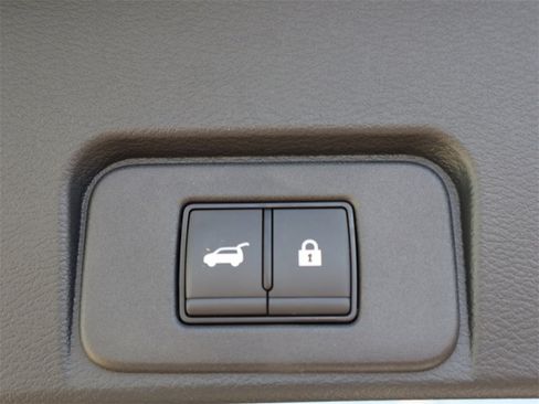 Certified 2025 Nissan Rogue SV image 30