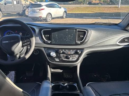 Used 2025 Chrysler Pacifica Limited FWD image 7