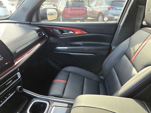 Used 2025 Chevrolet Traverse RS image 13